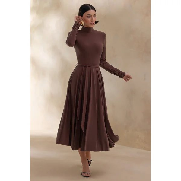 Opalia | Robe mi-longue marron à col montant ceinturée
