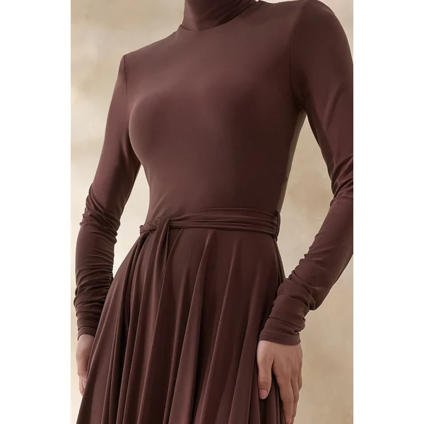 Opalia | Robe mi-longue marron à col montant ceinturée