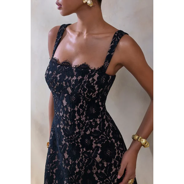Orelisse | Mini-robe en dentelle noire à encolure carrée