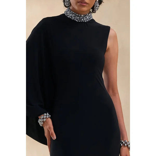 Oriana | Robe longue noire à col montant orné avec manche cape unique