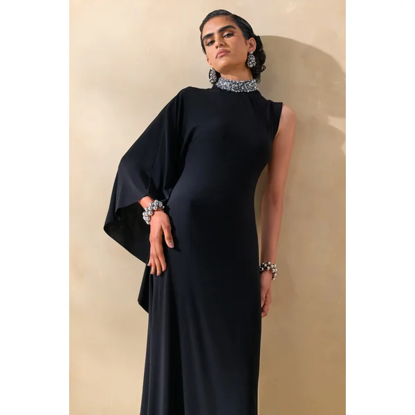 Oriana | Robe longue noire à col montant orné avec manche cape unique