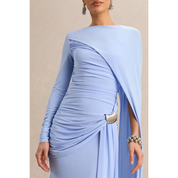 Orintha | Robe longue bleu poudré à encolure large avec cape et détail doré