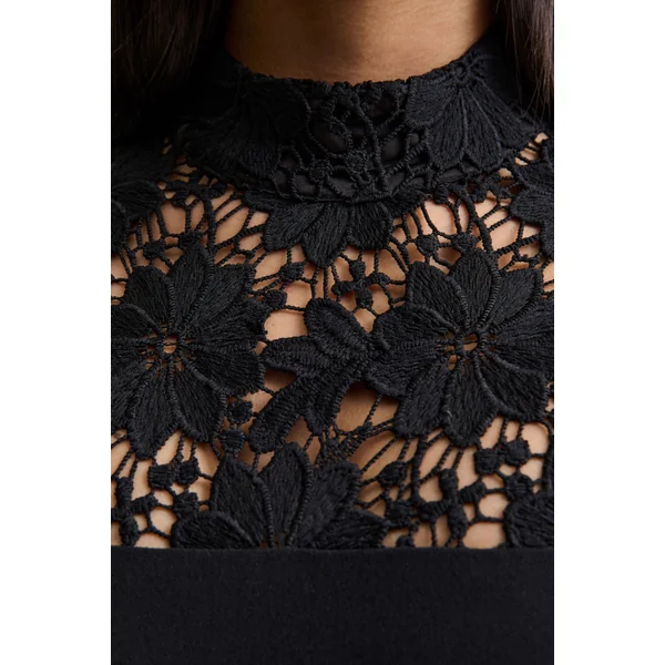 Orlina | Combinaison noire à col haut avec détails en dentelle