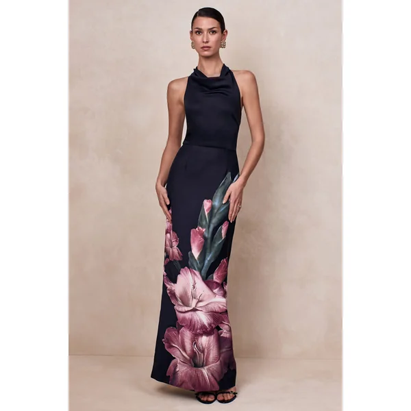 Palatial | Robe longue à décolleté halter et drapé avec imprimé floral rose sur la bordure