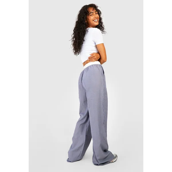 Pantalon rayé à jambe large avec ceinture contrastante
