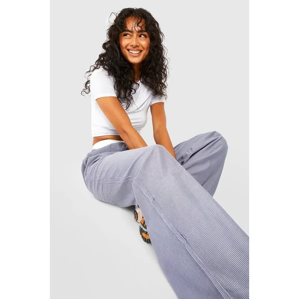 Pantalon rayé à jambe large avec ceinture contrastante