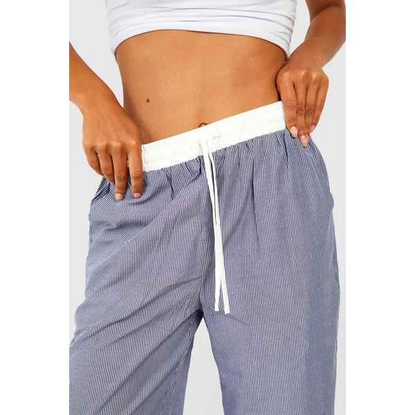 Pantalon rayé à jambe large avec ceinture contrastante