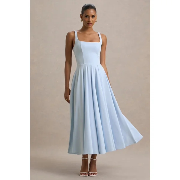 Parina | Robe mi-longue bleu poudré à bretelles et ourlet volumineux
