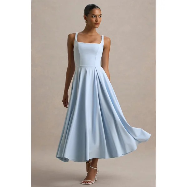 Parina | Robe mi-longue bleu poudré à bretelles et ourlet volumineux