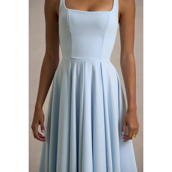 Parina | Robe mi-longue bleu poudré à bretelles et ourlet volumineux