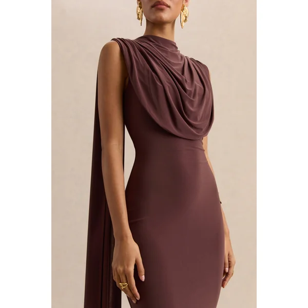 Patrina | Robe longue marron à encolure montante avec détails drapés et manches cape