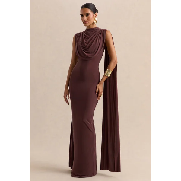 Patrina | Robe longue marron à encolure montante avec détails drapés et manches cape