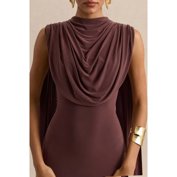 Patrina | Robe longue marron à encolure montante avec détails drapés et manches cape