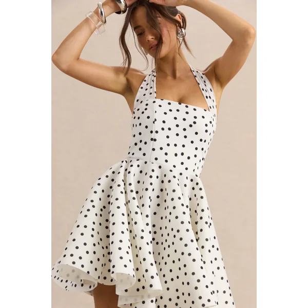 Peggy | Mini-robe patineuse à pois noirs et blancs à encolure dos-nu