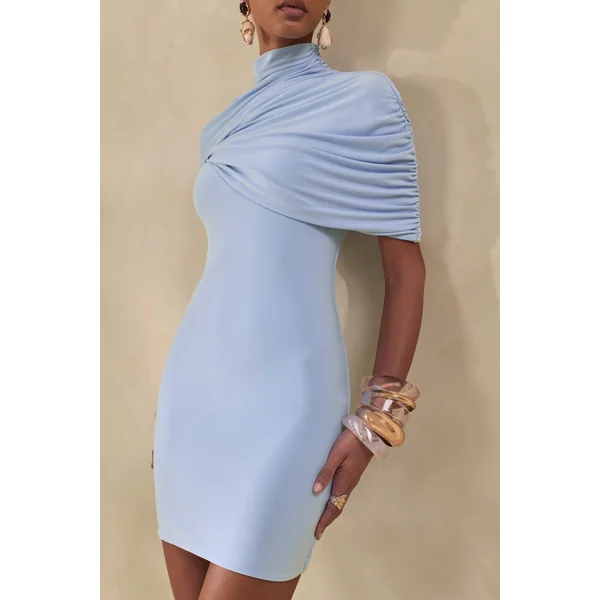 Perdi | Mini-robe moulante bleu poudré avec cape torsadée