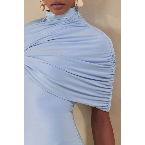 Perdi | Mini-robe moulante bleu poudré avec cape torsadée