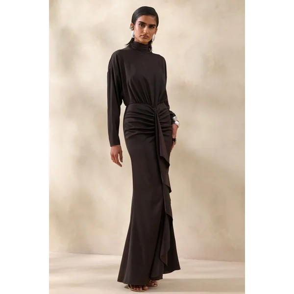 Perla | Robe longue marron foncé à encolure haute avec détails froncés