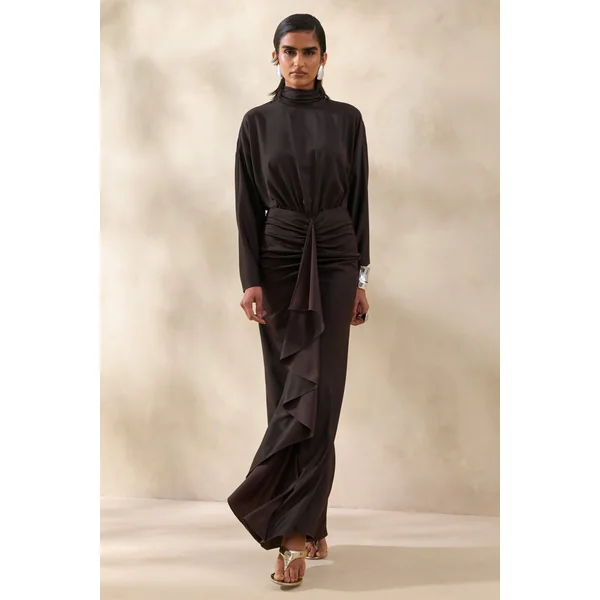 Perla | Robe longue marron foncé à encolure haute avec détails froncés