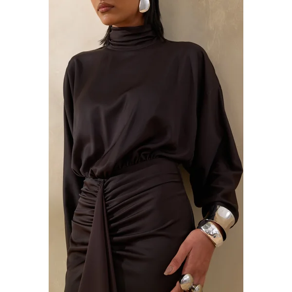 Perla | Robe longue marron foncé à encolure haute avec détails froncés