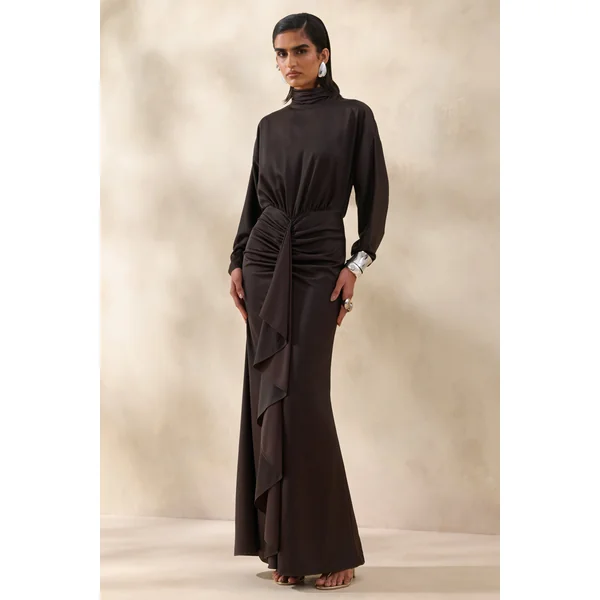 Perla | Robe longue marron foncé à encolure haute avec détails froncés