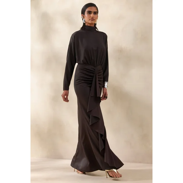 Perla | Robe longue marron foncé à encolure haute avec détails froncés