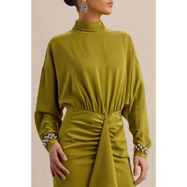 Perla | Robe longue olive à décolleté haut avec détails froncés
