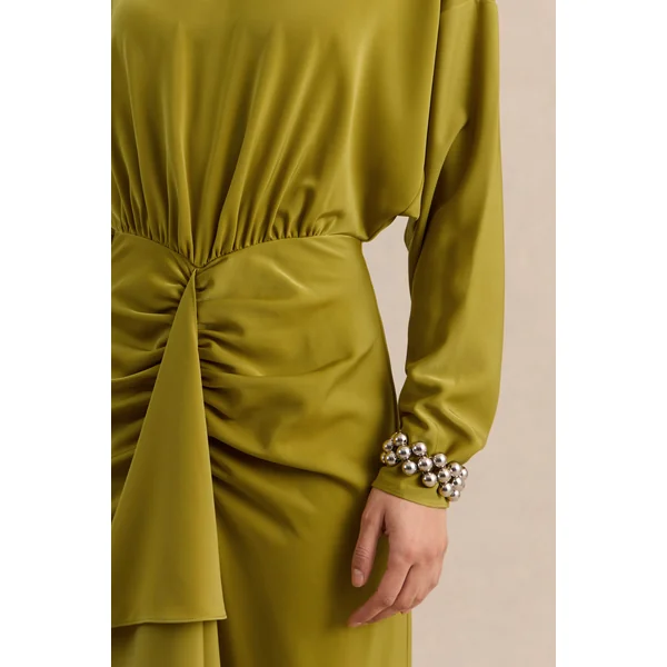 Perla | Robe longue olive à décolleté haut avec détails froncés