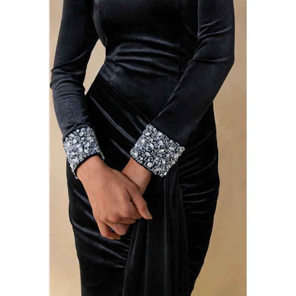 Perrin | Robe longue en velours noir à encolure ras-du-cou avec poignets ornés