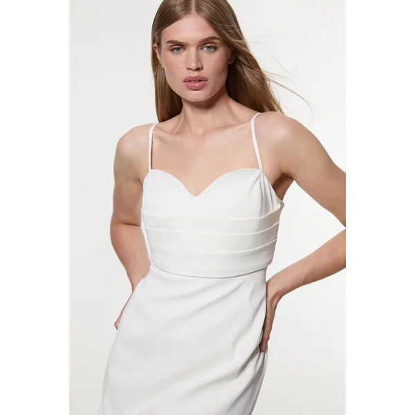 Petite robe midi ajustée avec détails corset soigné