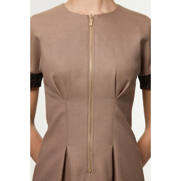 Petite robe mini ajustée en twill et dentelle avec fermeture éclair à l’avant