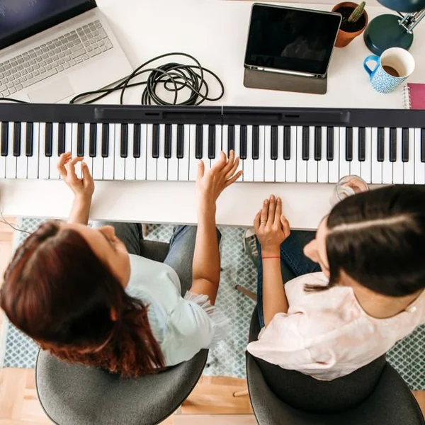 Piano Numérique Pliable à 88 Touches avec Fonction Bluetooth MIDI Clavier Électronique Portable avec Pédale de Sustain Sac de Transport