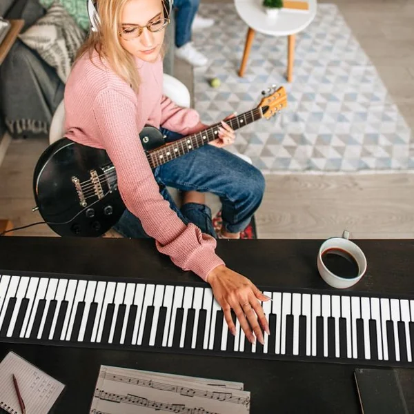 Piano à 88 Touches avec 128 Rythmes et 128 Sons Clavier Électronique avec Fonction MIDI Pédale de Sustain pour Enfants de 3 Ans+ Blanc
