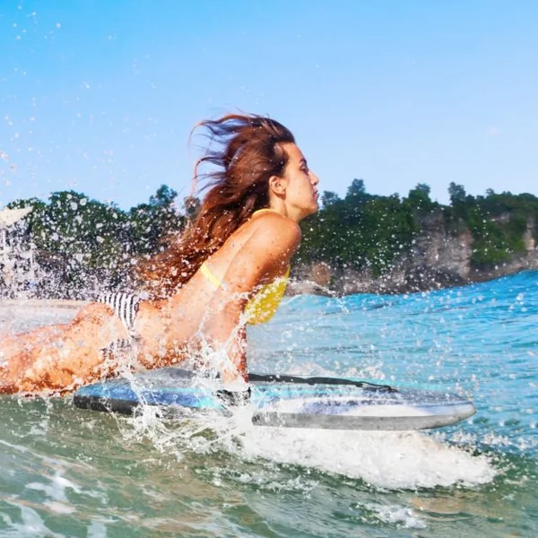 Planche de Bodyboard 41” en XPE et HDPE avec Queue en Croissant Planche de Surf avec Double Canal et Longe pour Poignet Charge 59-91KG