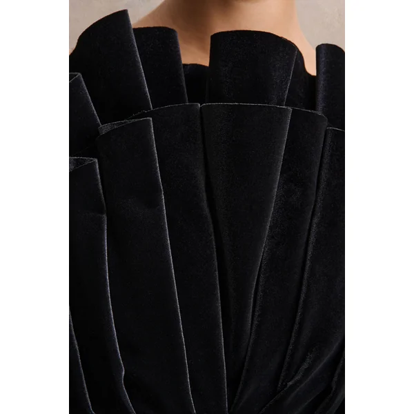 Polly | Mini-robe noire en velours à encolure asymétrique à volants