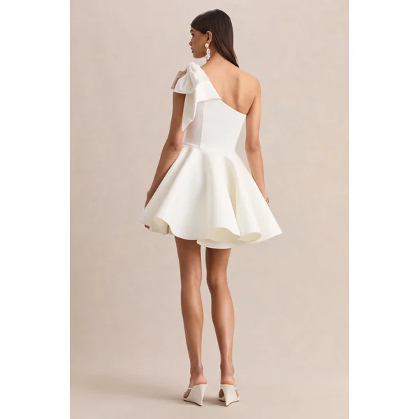 Prosperity | Mini-robe blanche à encolure asymétrique avec détail nœud