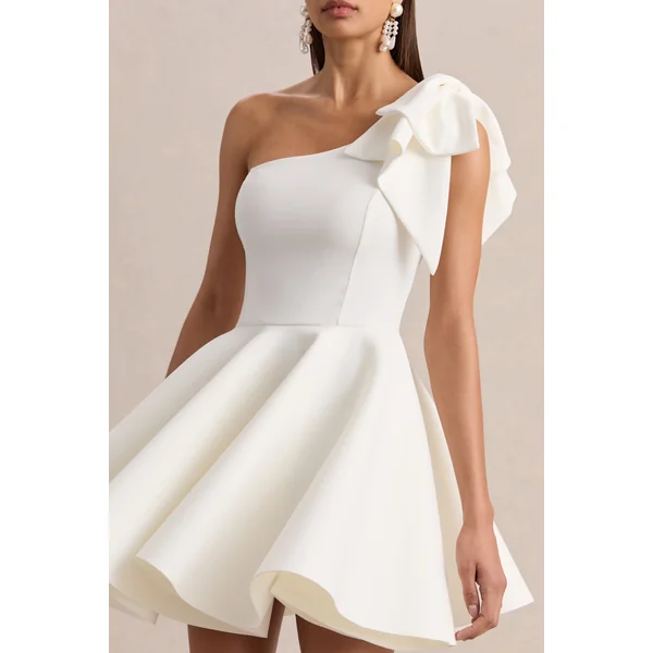 Prosperity | Mini-robe blanche à encolure asymétrique avec détail nœud