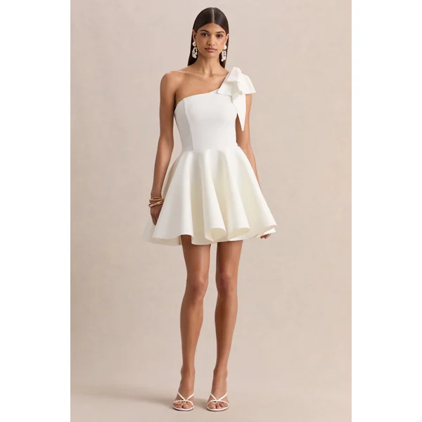 Prosperity | Mini-robe blanche à encolure asymétrique avec détail nœud