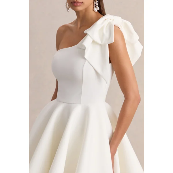 Prosperity | Mini-robe blanche à encolure asymétrique avec détail nœud