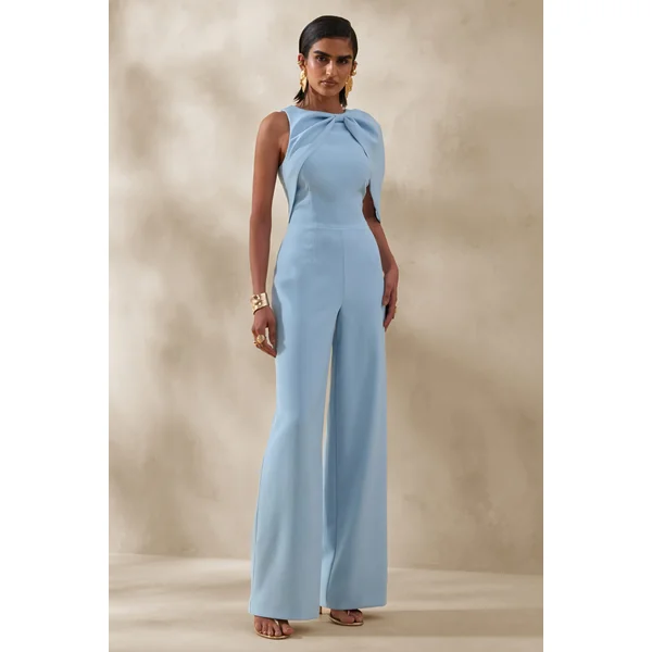 Quinley | Combinaison bleu poudré à encolure asymétrique avec manche cape