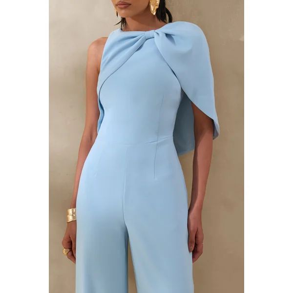 Quinley | Combinaison bleu poudré à encolure asymétrique avec manche cape