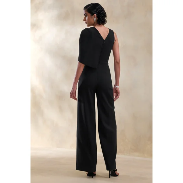 Quinley | Combinaison noire à encolure asymétrique avec manche cape