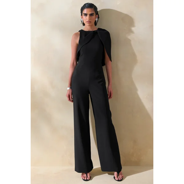 Quinley | Combinaison noire à encolure asymétrique avec manche cape