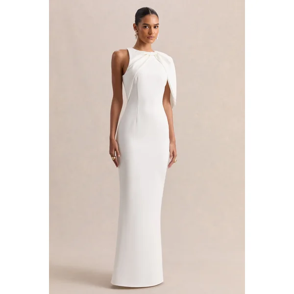 Quira | Robe longue blanche à décolleté asymétrique et manches cape