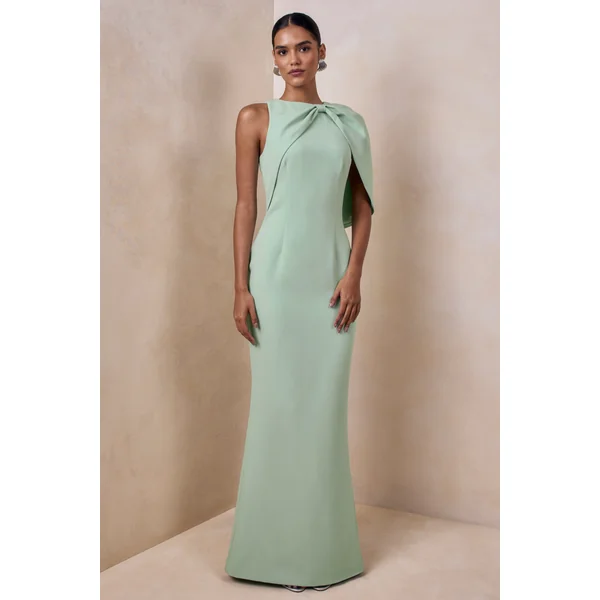 Quira | Robe longue menthe à encolure asymétrique avec manche cape