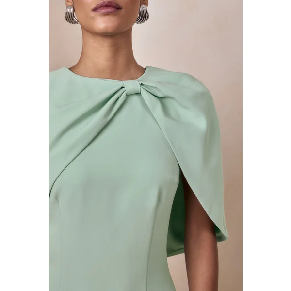 Quira | Robe longue menthe à encolure asymétrique avec manche cape