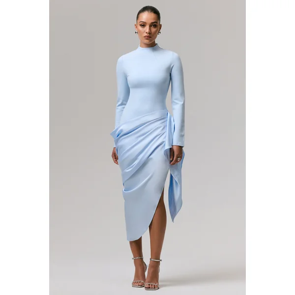 Raffie | Robe mi-longue bleu poudré à manches longues avec jupe portefeuille en satin.