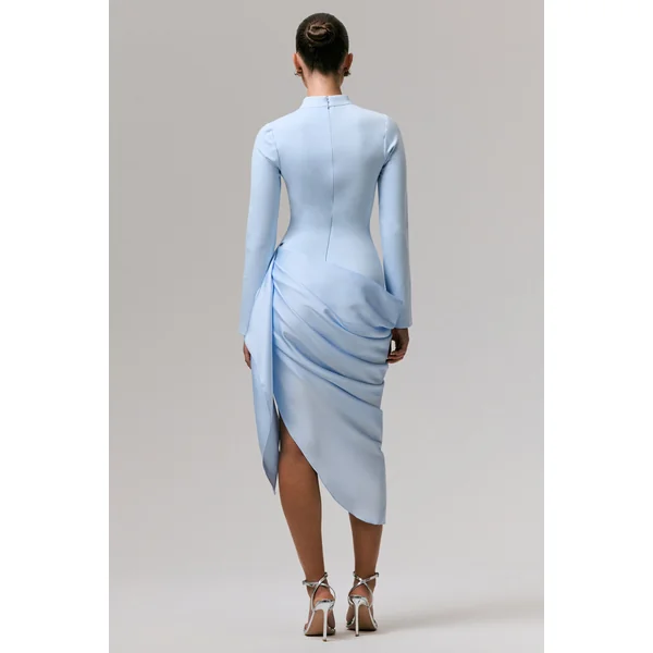 Raffie | Robe mi-longue bleu poudré à manches longues avec jupe portefeuille en satin.