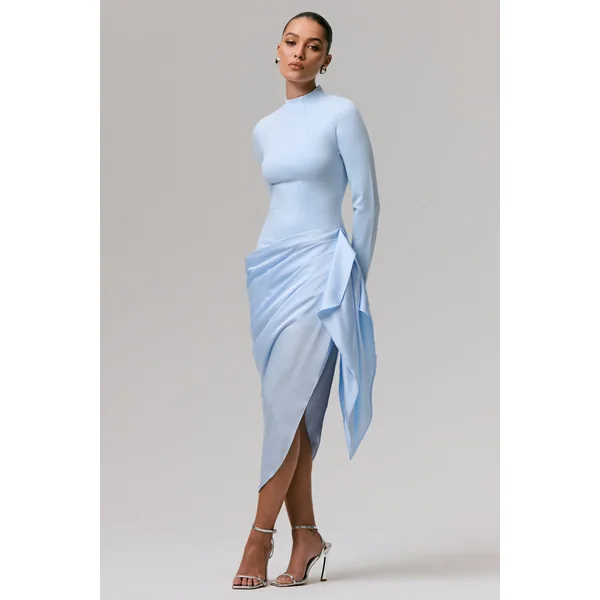 Raffie | Robe mi-longue bleu poudré à manches longues avec jupe portefeuille en satin.