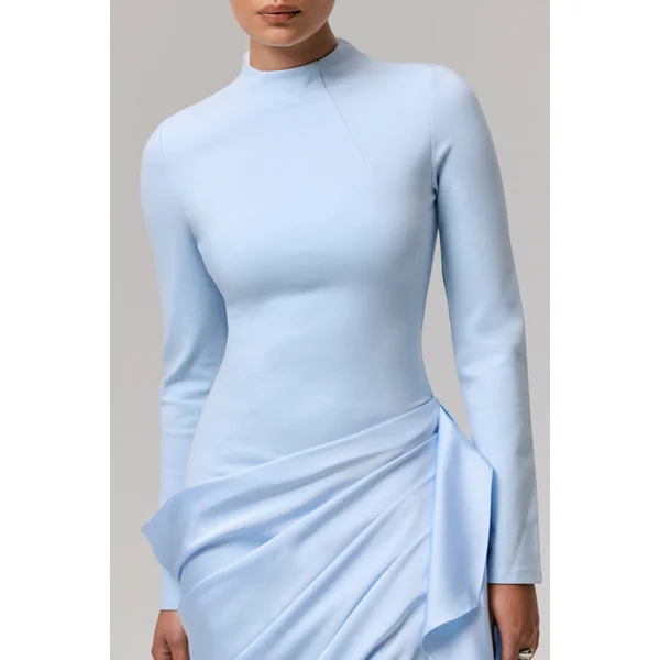 Raffie | Robe mi-longue bleu poudré à manches longues avec jupe portefeuille en satin.