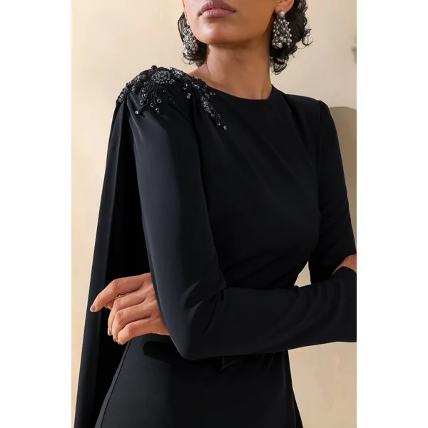 Reese | Robe longue noire à col montant avec détails ornés et ceinture